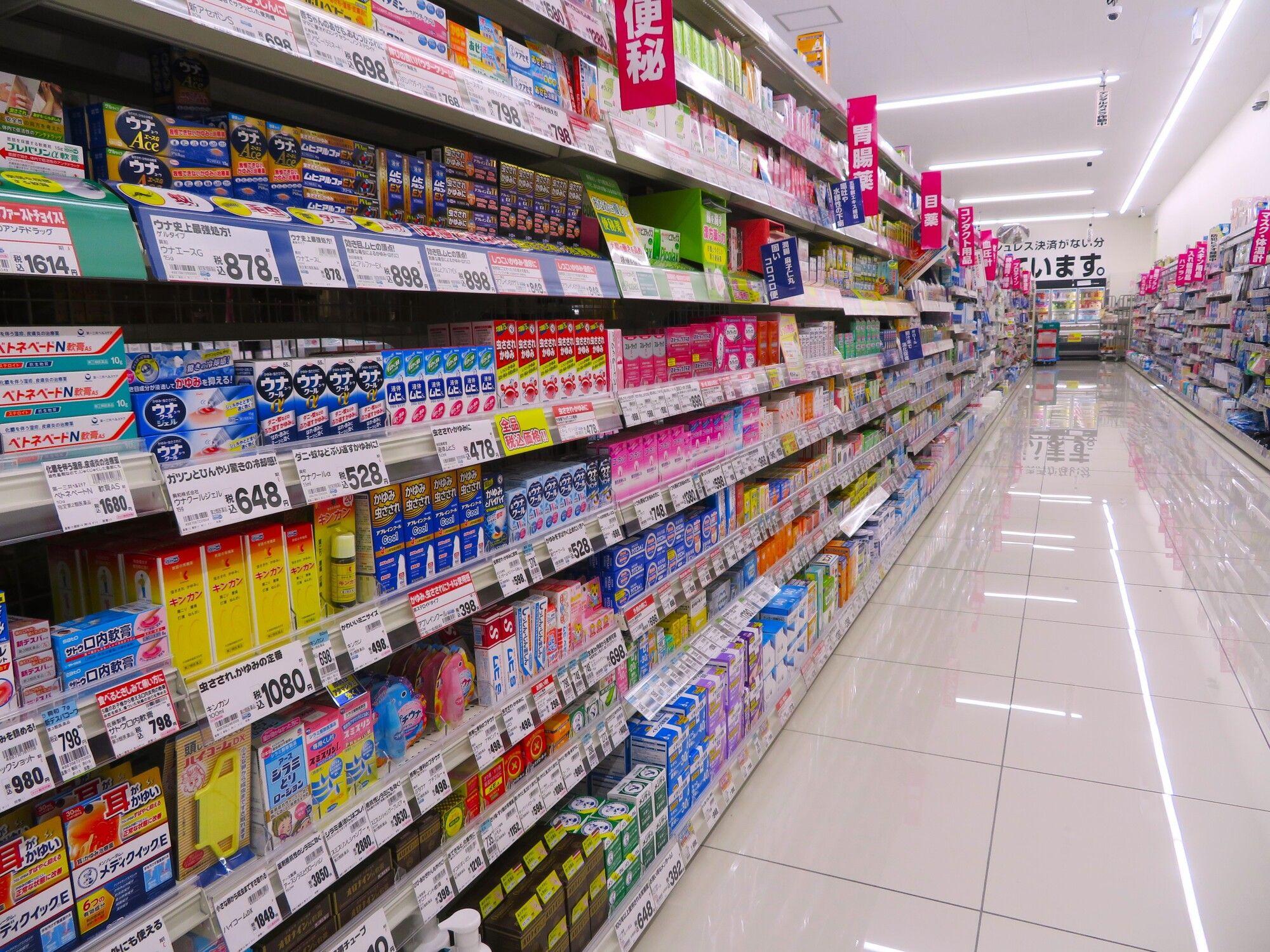 ドラッグストアの通路