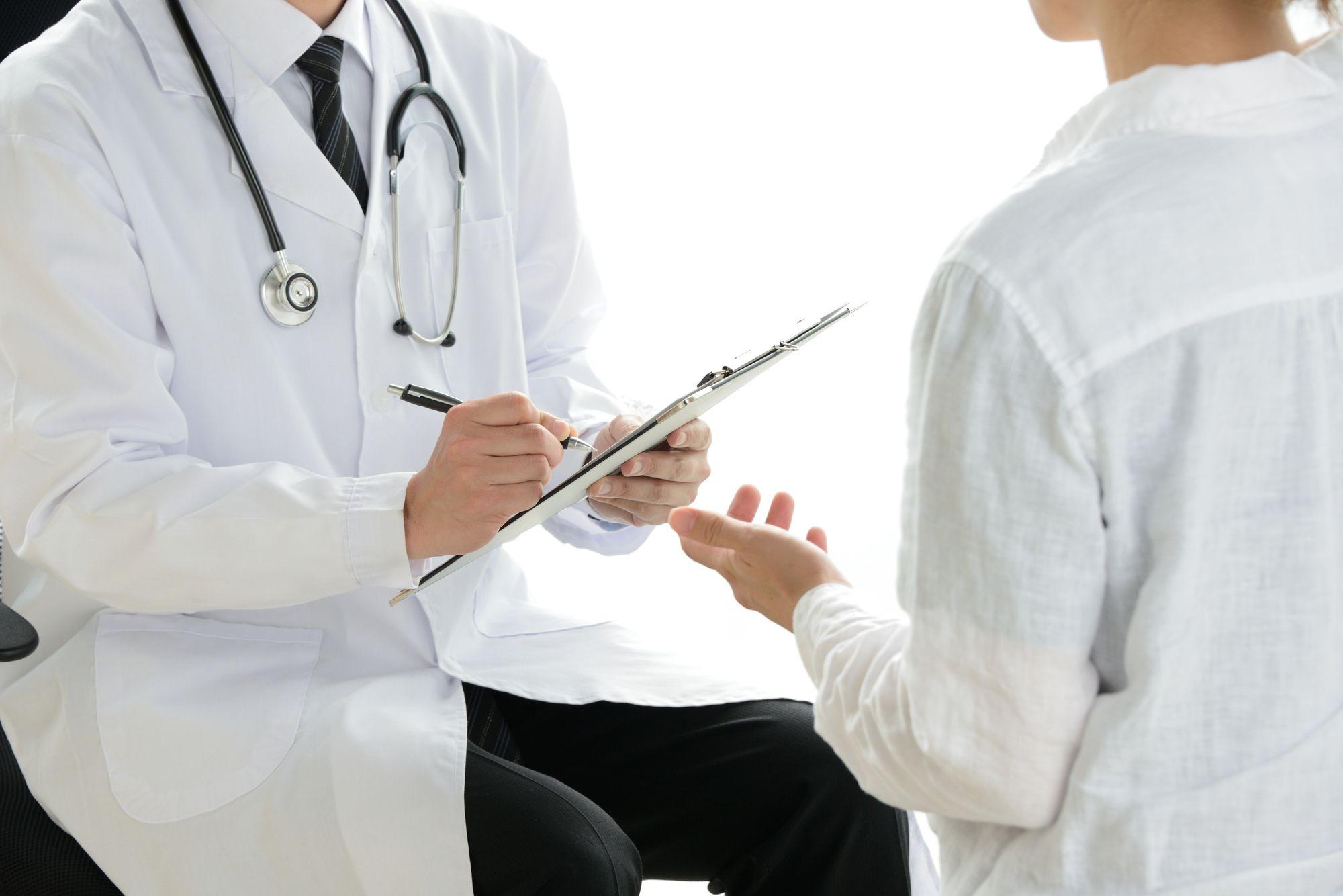 診察や治療について医師に相談する女性