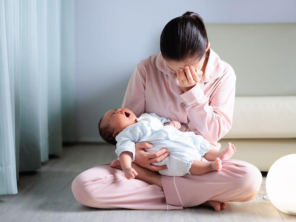 女性　母親　子ども　赤子　産後うつ