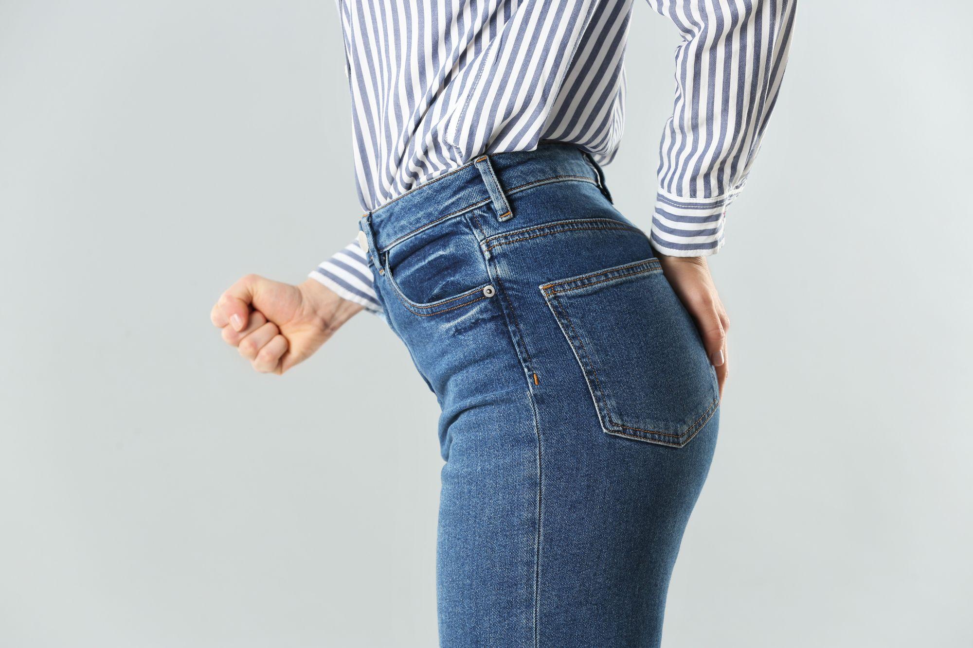 自分のお尻を触るデニムの女性