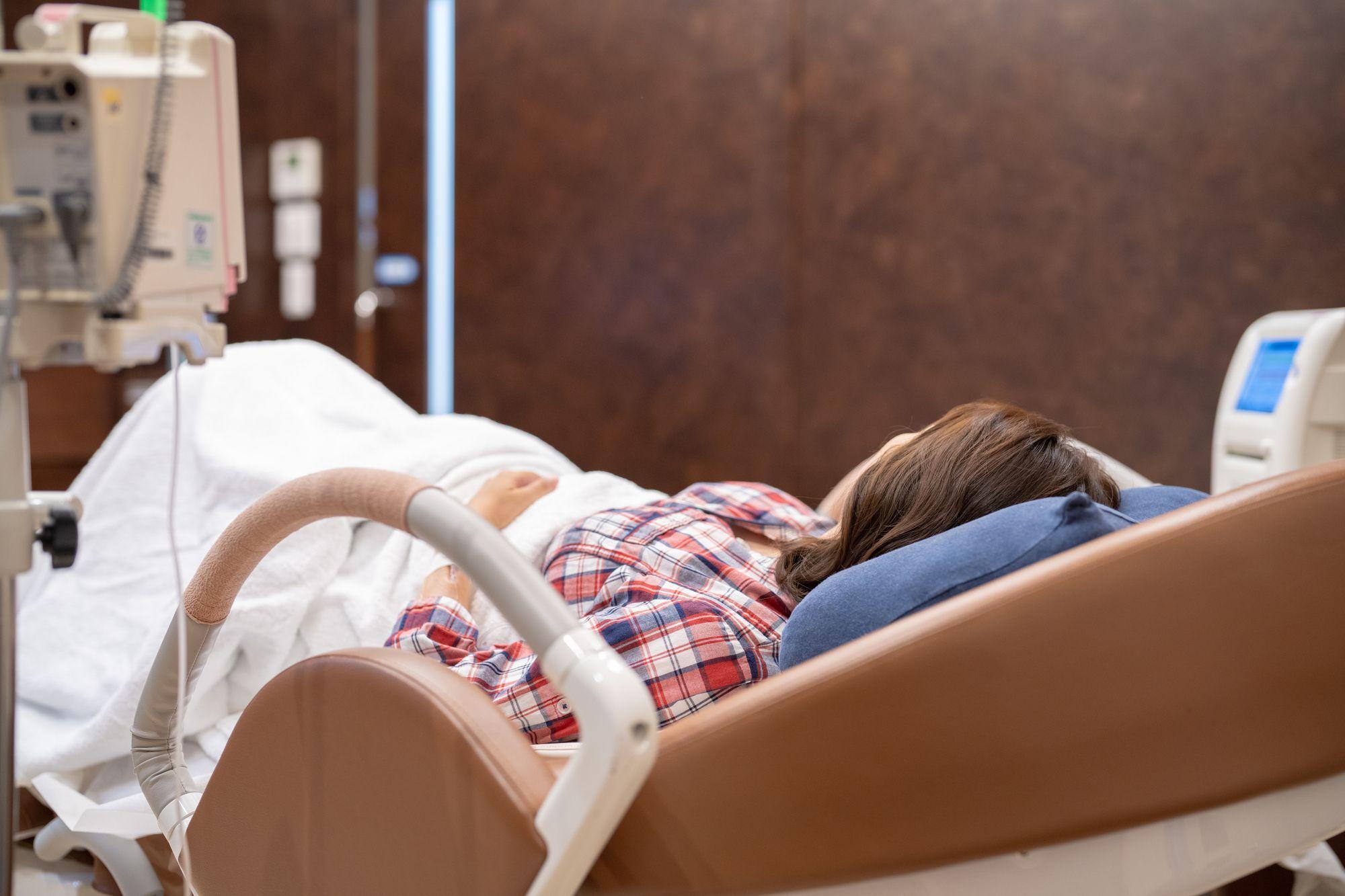 分娩台で陣痛を迎え出産する妊婦